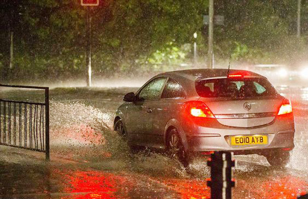 ขับรถยังไงให้เครื่องไม่ดับในหน้าฝนนี้