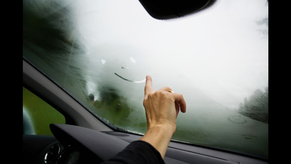 เคล็ดลับกำจัดฝ้าหน้ากระจกรถยนต์