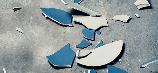 จานแตก ของมีคม ภายในบ้าน