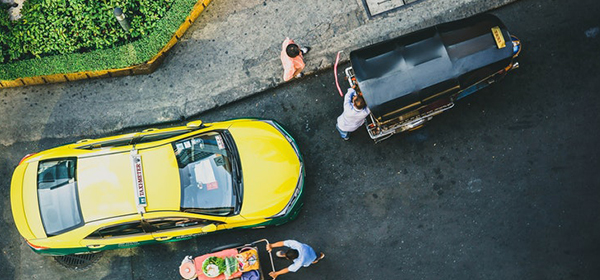 รถแท็กซี่ที่ให้บริการรับส่ง