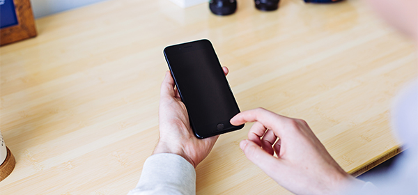 คนกำลังโทรหาคอลเซนเตอร์ธนาคาร เมื่อทำบัตรเครดิตหาย