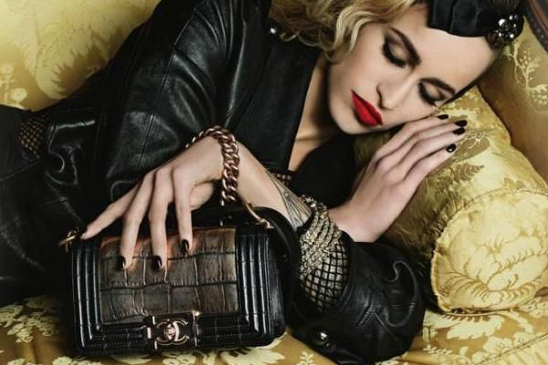  กระเป๋าสะพาย boy CHANEL cr. printerest.com