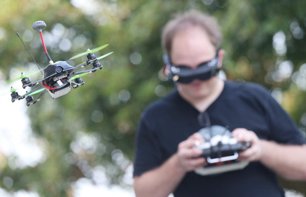 โดรนซิ่งกีฬามาแรงแซงทางโค้ง