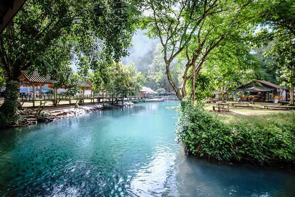 เที่ยว "วังเวียง" แบบเงินในกระเป๋าไม่วังเวง