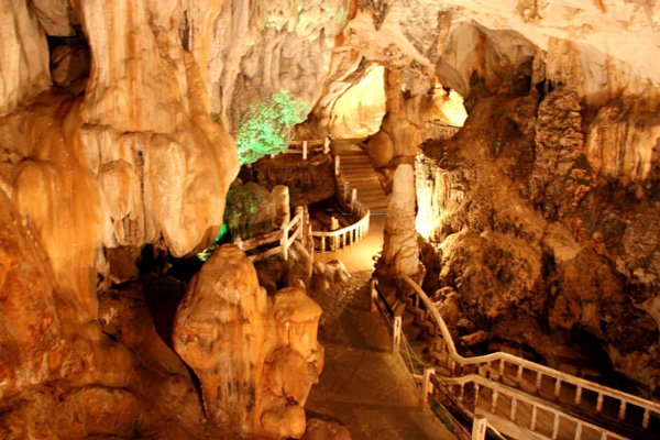 เที่ยว "วังเวียง" แบบเงินในกระเป๋าไม่วังเวง