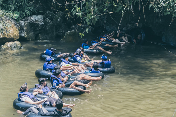 เที่ยว "วังเวียง" แบบเงินในกระเป๋าไม่วังเวง