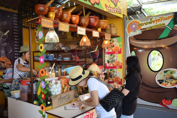 ตลาดน้ำทุ่งบัวแดง ที่เที่ยวใหม่สุดฮิต