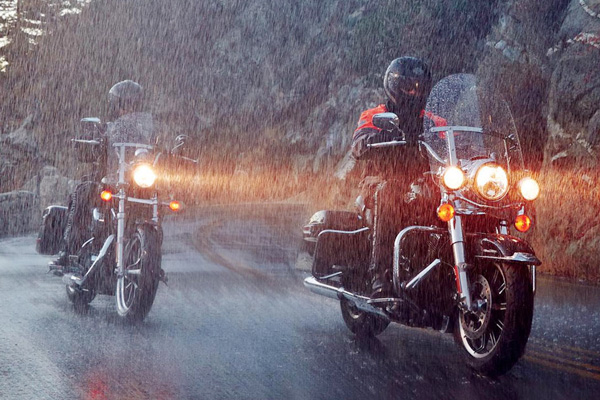 เมื่อฝนตก ขี่รถเที่ยวยังไงให้ปลอดภัย?