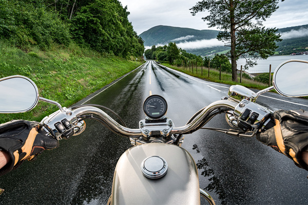 เมื่อฝนตก ขี่รถเที่ยวยังไงให้ปลอดภัย?