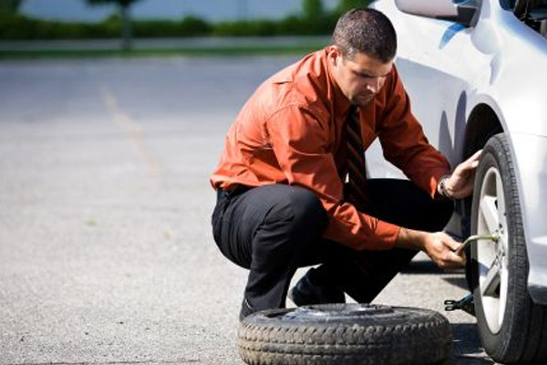 ยางอะไหล่ แม่แรง อุปกรณ์สำหรับถอดล้อ