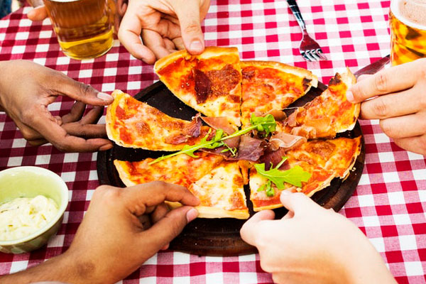 ชอบกินพิซซ่า สมัครบัตรเครดิตที่ไหนดี?