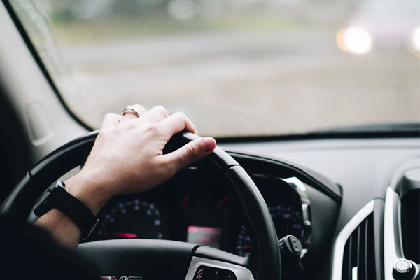 พวงมาลัยสั่นตอนขับรถเร็วสาเหตุคืออะไร?