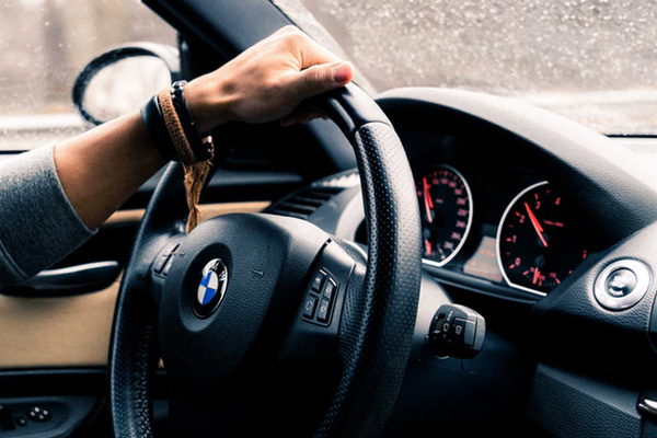 พวงมาลัยสั่นตอนขับรถเร็วสาเหตุคืออะไร?