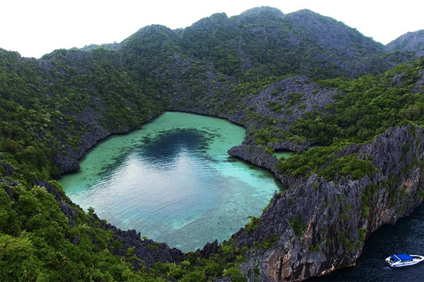 เกาะค้อกคอม หรือเกาะหัวใจมรกต (Cocks Comb Island)