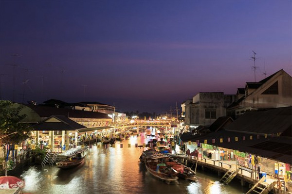 ตลาดน้ำอัมพวา