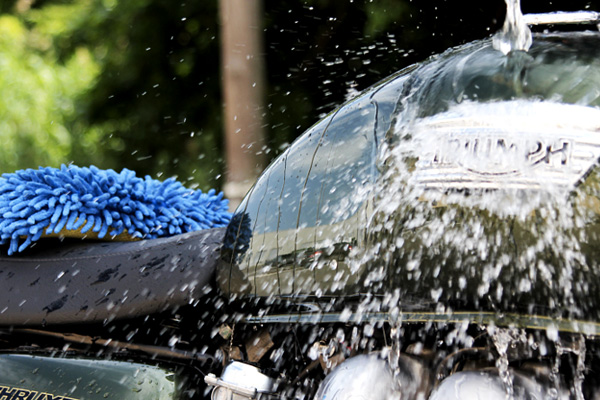 ล้างรถมอเตอร์ไซค์ด้วยตัวเองมีข้อดีอะไรบ้างนะ?