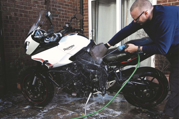 ล้างรถมอเตอร์ไซค์ด้วยตัวเองมีข้อดีอะไรบ้างนะ?