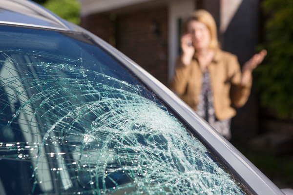 เปลี่ยน หรือ ซ่อม ถ้ากระจกรถยนต์ร้าว?