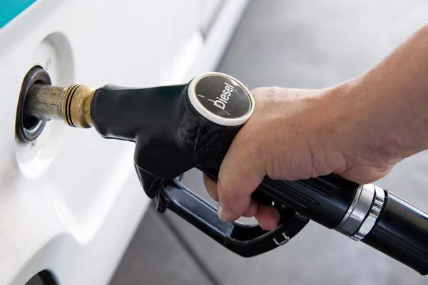 รถยนต์เครื่องเบนซิน กับ ดีเซล ต่างกันยังไง?