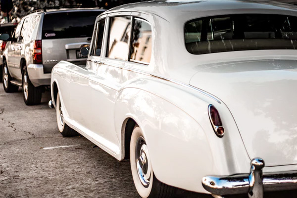 มาดูแลรถสีขาว ให้ดูไม่หมองกันเถอะ!