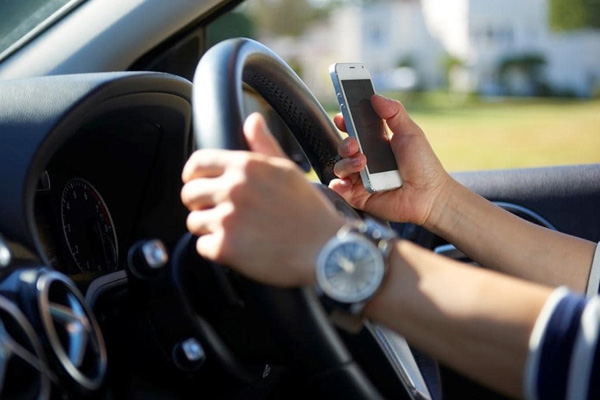 เล่นมือถือตอนขับรถ