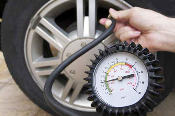 ขับรถทางไกล ควรเติมลมยางเท่าไรดี