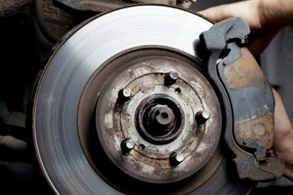 ขับรถปลอดภัยอย่าลืมดูแลระบบเบรก!