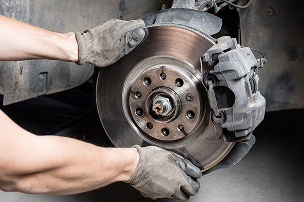 ขับรถปลอดภัยอย่าลืมดูแลระบบเบรก!