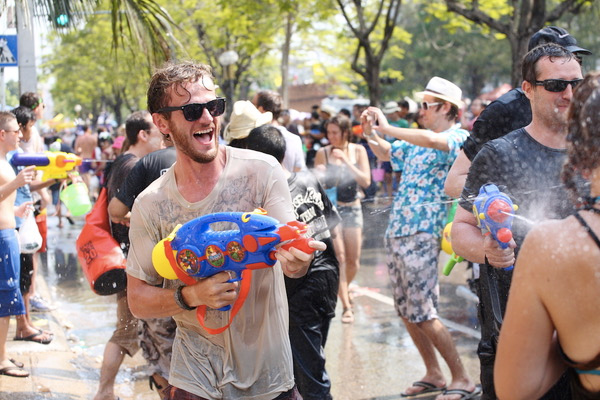 เล่นสงกรานต์ต่างจังหวัดยังไงให้ปลอดภัย?