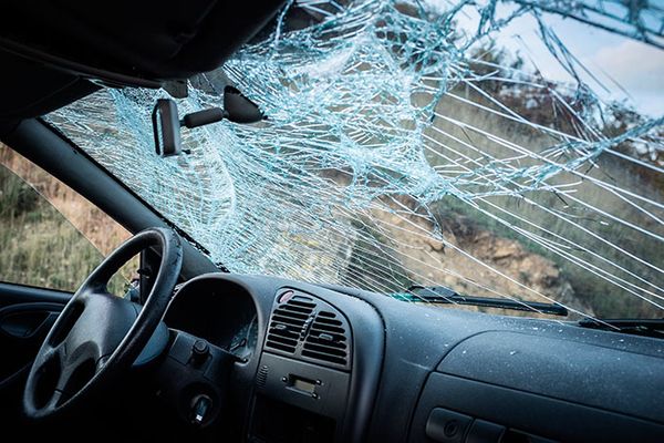 กระจกร้าว กระจกแตก เคลมประกันรถยนต์ได้ไหม