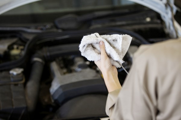 เติมน้ำมันเครื่องเกินขีดกำหนด จะเป็นไรมั้ย?