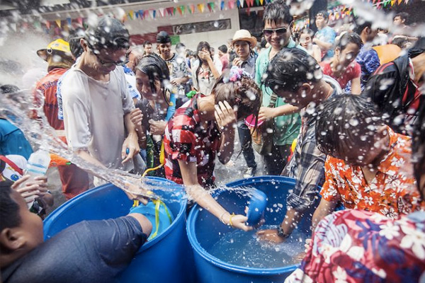 เล่นสงกรานต์ต่างจังหวัดยังไงให้ปลอดภัย?