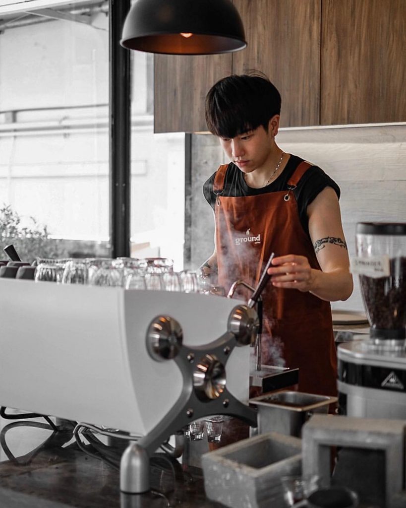 จับตาดู บาริสต้าสุดหล่อ ตัวหอมกลิ่นกาแฟ