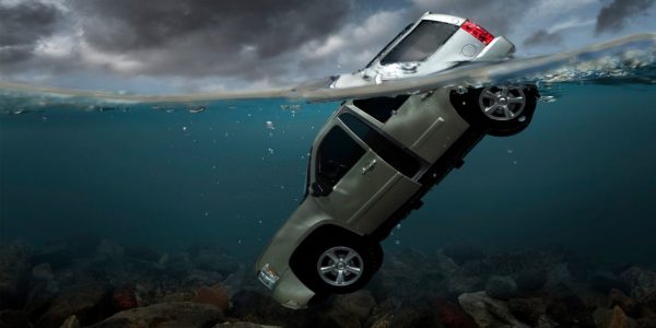 วิธีเอาตัวรอดเมื่อรถตกน้ำ