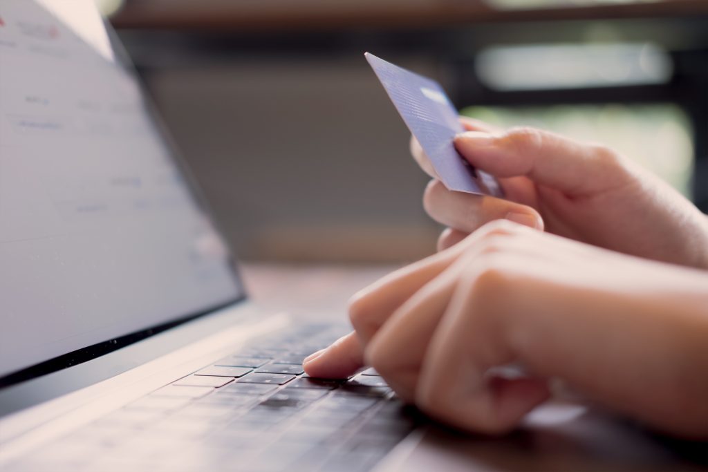 เริ่มต้นทำงานได้เงินเดือน 15,000 สมัครบัตรเครดิตใบไหนได้บ้าง