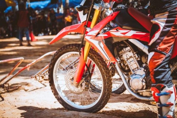 ล้อซี่ลวด กับ ล้อแม็กมอเตอร์ไซค์ แบบไหนดีกว่ากัน