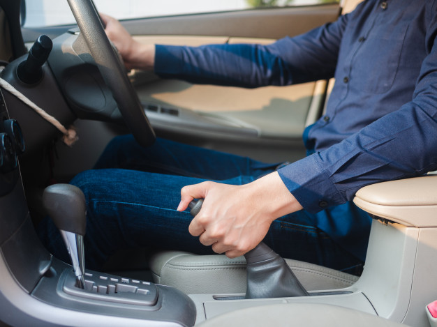 จอดรถบนทางลาดชัน อย่างไรให้ปลอดภัย