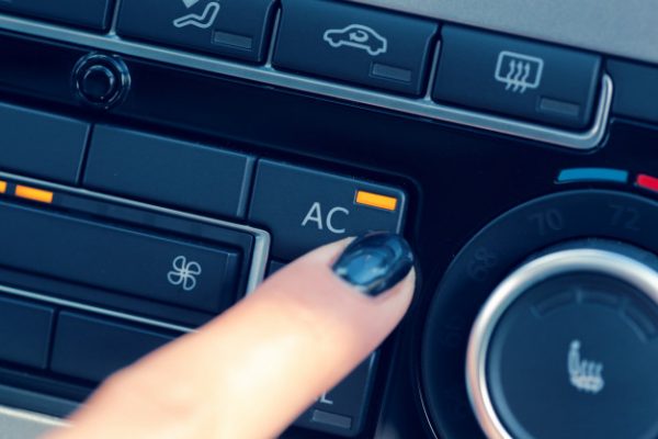 วิธีกำจัดกลิ่นอับในรถยนต์ช่วงหน้าฝน