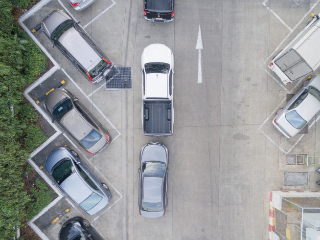 ที่จอดรถ แบบไหนหลีกเลี่ยง เสี่ยงรถยนต์เสียหาย