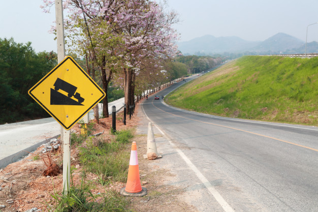 ที่จอดรถ แบบไหนหลีกเลี่ยง เสี่ยงรถยนต์เสียหาย