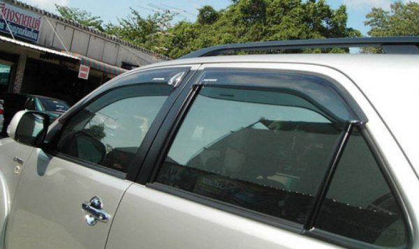 วิธีกำจัดกลิ่นอับในรถยนต์ช่วงหน้าฝน