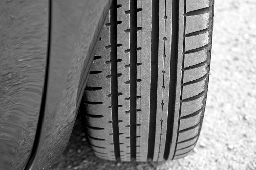 ดอกยางรถยนต์แบบไหน เหมาะกับหน้าฝน