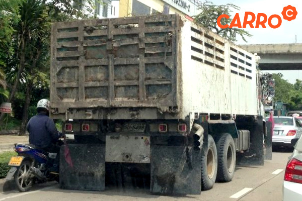 ขับรถตามหลังรถบรรทุกใหญ่ อันตรายที่อย่ามองข้าม!