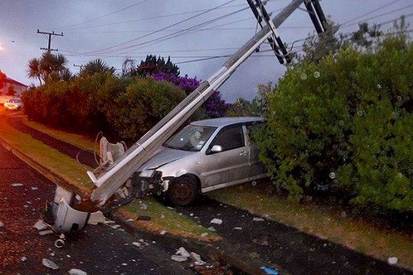 ขับรถชนเสาไฟฟ้า ต้องชดใช้เท่าไร ประกันคุ้มครองไหม
