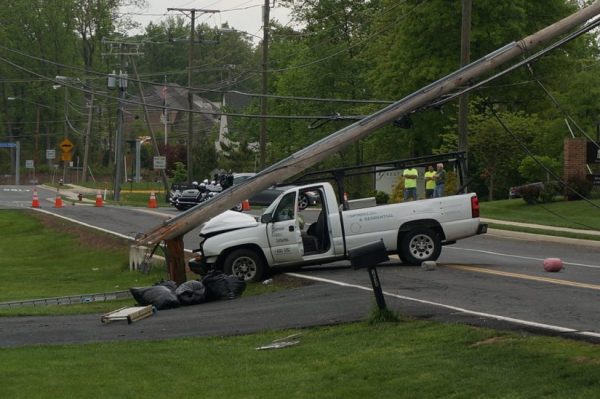 ขับรถชนเสาไฟฟ้า ต้องชดใช้เท่าไร ประกันคุ้มครองไหม