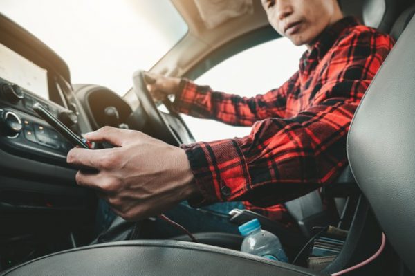 เตือน 7 พฤติกรรมเสี่ยงอุบัติเหตุ ที่ไม่ควรทำขณะขับรถ