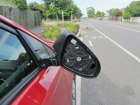 มอเตอร์ไซค์เฉี่ยวกระจก ประกันชั้นไหนคุ้มครองบ้าง