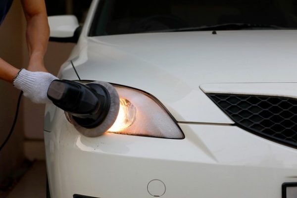 โคมไฟหน้ารถเหลือง มีวิธีทำความสะอาดให้ใสปิ๊งยังไงบ้าง