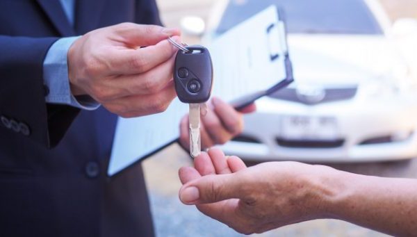 สินเชื่อรถแลกเงิน แบบโอนเล่ม vs ไม่โอนเล่มทะเบียน ต่างกันอย่างไร เลือกแบบไหนดี?