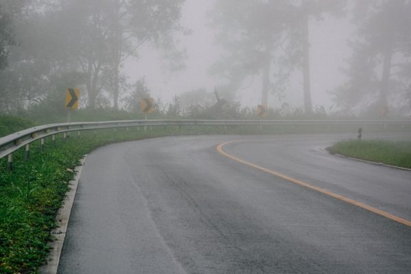 10 เคล็ดลับ ขับรถฝ่าหมอกในช่วงหน้าหนาวอย่างไรให้ปลอดภัย